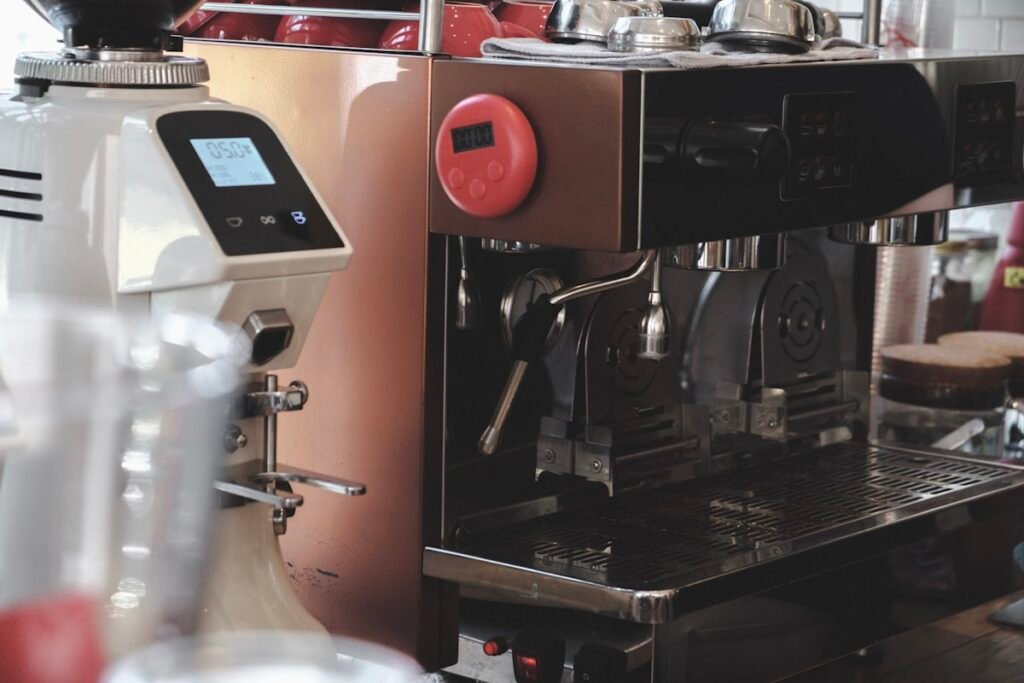 Volautomaat espressomachine op een aanrecht