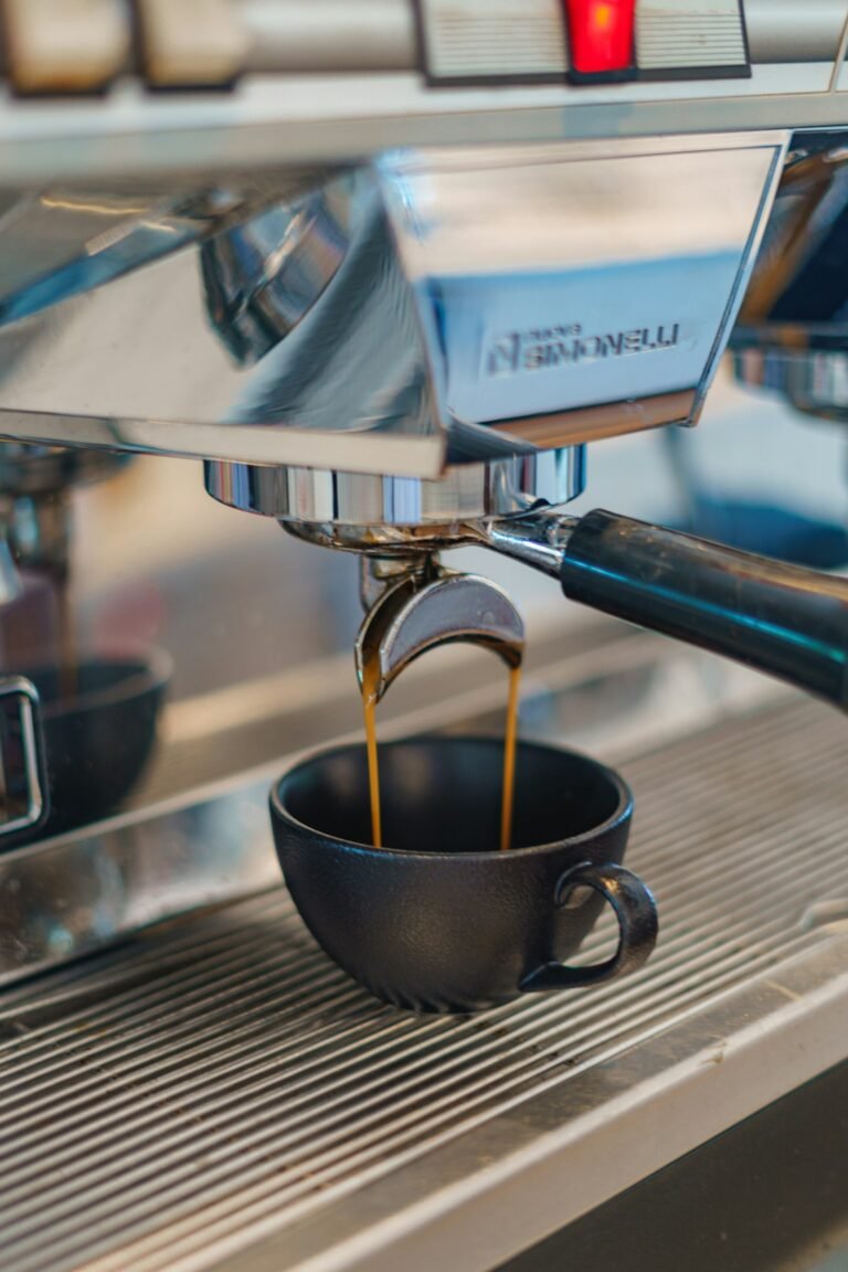 koffiemachine met bonen en gemalen koffie